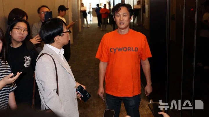 김호광 전 싸이월드 대표(베타랩스 대표)가 같은 기자회견장에서 인수 절차에 반대하는 발언을 하는 모습